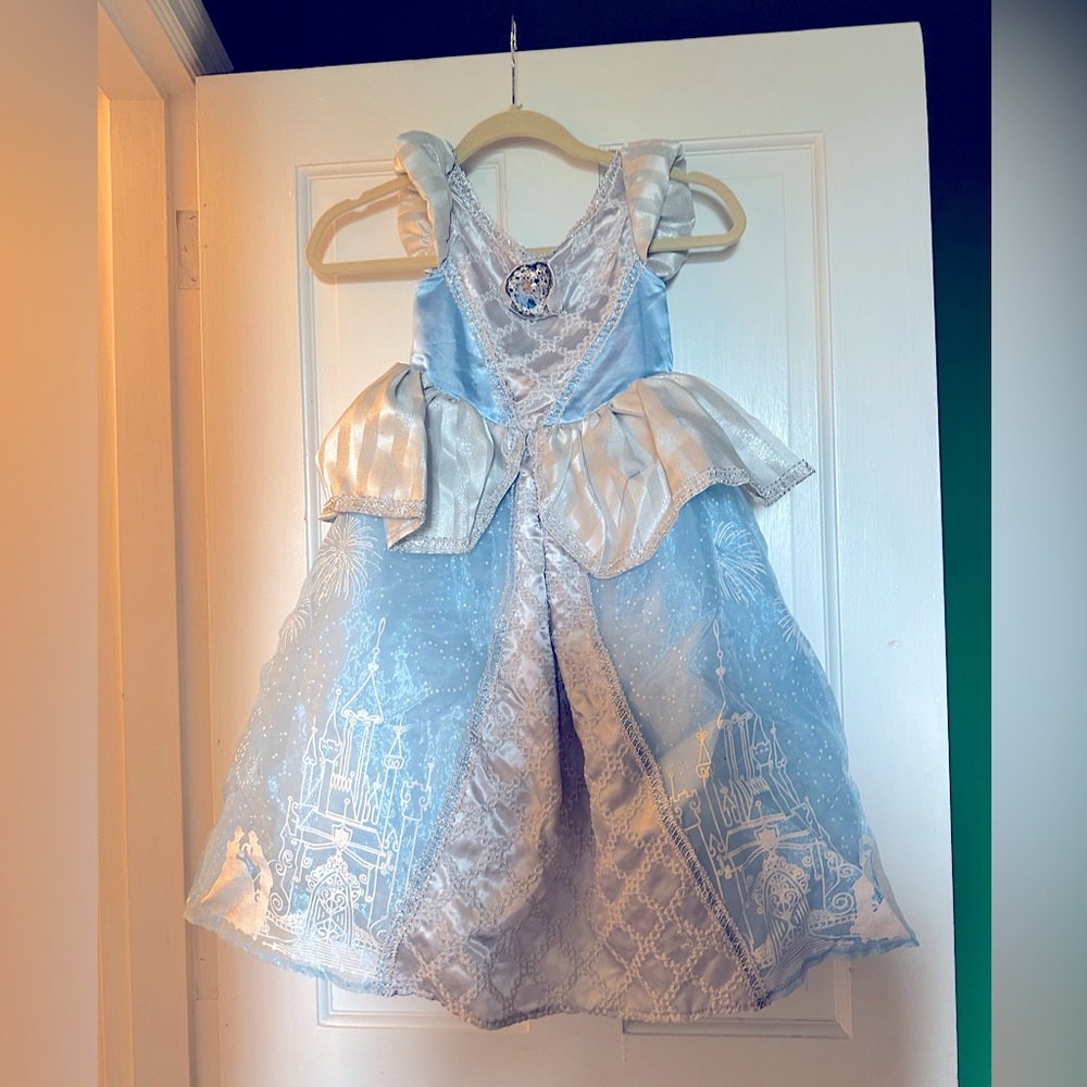 Disney girls, Cinderella Halloween costume size extra small( 3T – 4T)